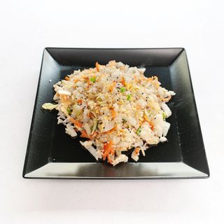 Ryż zasmażany z jajkiem i warzywami