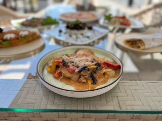 Фрикасе из курицы с шампиньонами и овощами (300 гр.)
