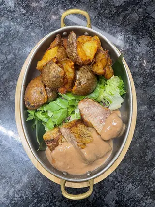 Muşchi de porc cu cartofi zdrobiți și sos brun