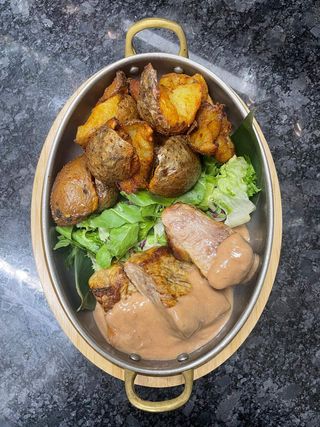 Muşchi de porc cu cartofi zdrobiți și sos brun