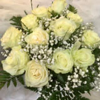 Ramo 12 Rosas Blancas tallo corto