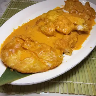 Pollo Frito al Curry Rojo y Leche de Coco