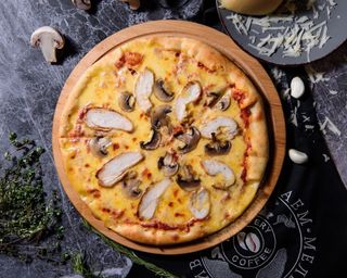 Пицца с курицей и грибами