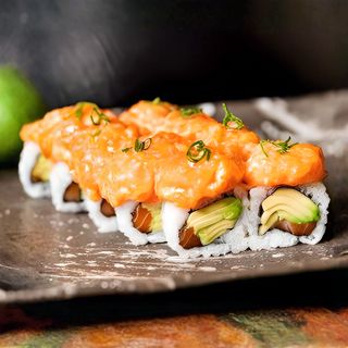 Salmón aguacate spicy roll