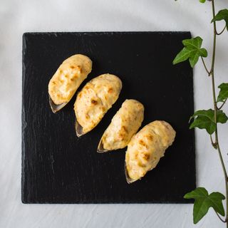 Запечені мідії зі Спайсі соусом (4шт)