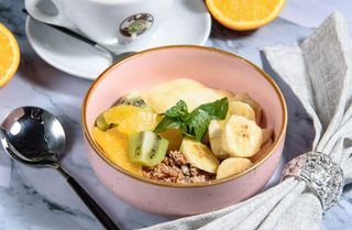 Гранола с фруктами и йогуртом