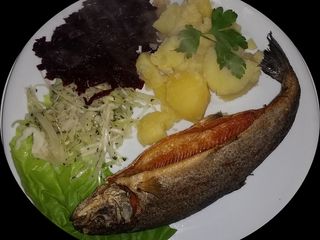 Pstrąg smażony w całości (zestaw)