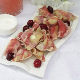 Вареники с вишней и творогом (со сметаной)