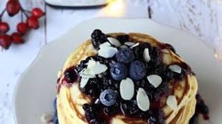 Pancake cioccolato bianco e mirtilli