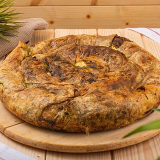 Домашна селска баница с краве сирене, яйца, спанак и масло - 10  парчета