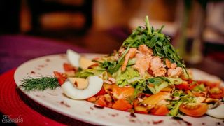 SAŁATKA z kurczakiem grillowanym 