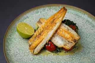 Biban de mare cu spanac și sos de unt cu usturoi