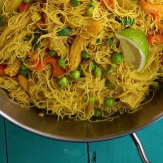 Fideos de arroz frito al curry