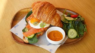 Круассан Pate с форелью и глазуньей