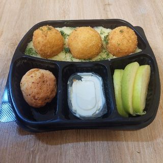 ქათმის ბურთულები სულგუნის შიგთავსით