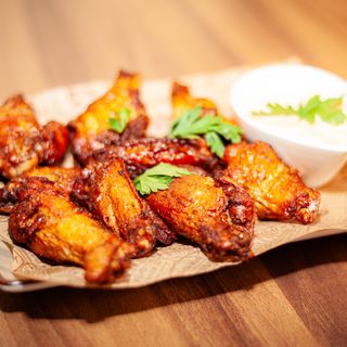 Alitas de pollo con salsa