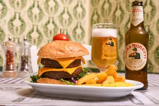 Cheesburger sa pomfritom