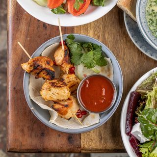 ქათმის მწვადი ცხარე სოუსით 