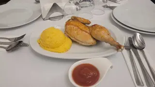 Pui la ceaun cu mămăliguță și mujdei