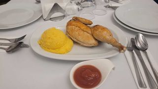 Pui la ceaun cu mămăliguță și mujdei