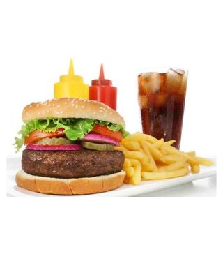 Hamburguesa + patatas fritas + bebida (330 ml.)