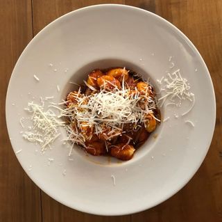 Gnocchi con sugo e salsiccia