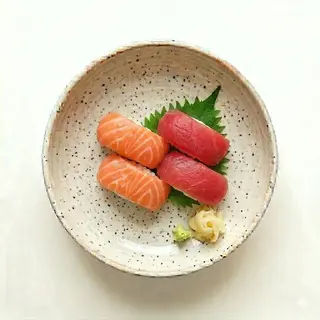 Sashimi De Salmón Y Atún Con Arroz (4 Uds.)