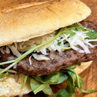 18. Hamburger di pollo e tacchino con rucola e grana