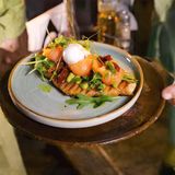 Kroasan tost sa lososom i poširanim jajetom