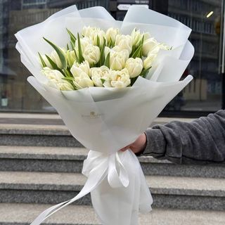 Букет із 25 білих піоновидних тюльпанів