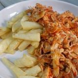 Ración De Patatas Fritas Con Carne De Pollo