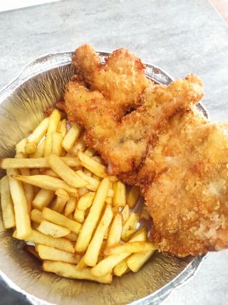 Ración De Milanesa De Pollo Con Guarnición De Patatas