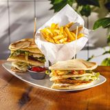 ქლაბ სენდვიჩი პიტა პურით