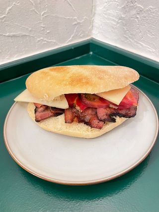 Mollete de bacon con tomate y queso (1 ud.)