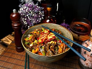 Соба Чін чі з куркою Кімчі та Томаго