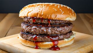 Телешки кюфтенца в хлебче със специален сос