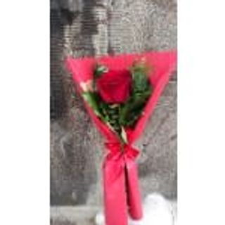 Crvena ruža u atraktivnom aranžmanu