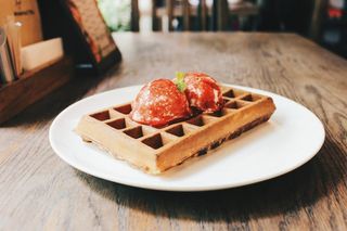 Гофра з морозивом та малиновим соусом (190г)