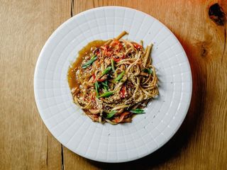 Удон з куркою та овочами (370g)