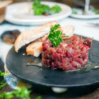 Tartar de atún rojo con patata gallega