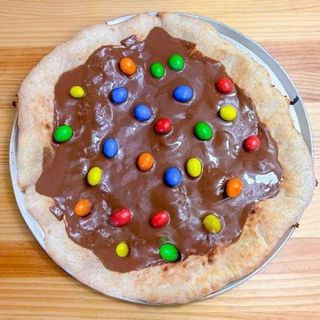 Pizza de Nutella y M&MS
