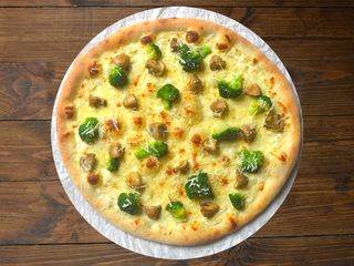 Піца Вершкова з броколі та грибами