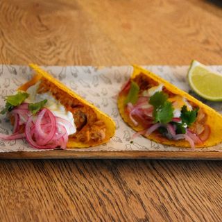 Taco de maíz crujiente cerdo desmigado