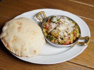 Рагу з індички з овочами та соусом Песто