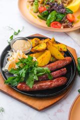 Говяжьи колбаски с картофельными дольками