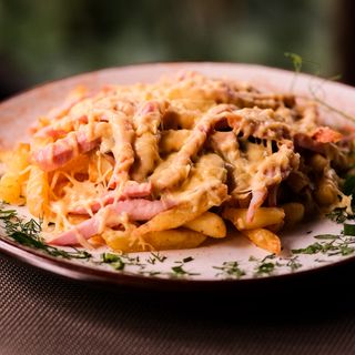 Картопля фрі з баликом, сиром та грибами (150/100г)