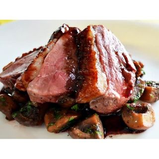 Muşchi de vită su sos de vin roşu