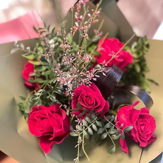 Buchet cu 5 trandafiri și mixt de verdeață