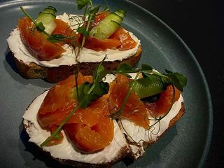 Брускети з лососем та сиром філадельфія (180g)