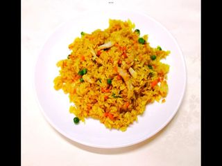 Arroz Con Pollo Y Salsa Al Curry